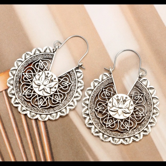 🌸 2/$24 “Isla” Lotus Earrings 🌸 - Picture 3 of 5